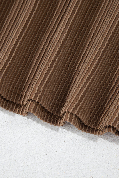 Kastanienbraunes Set aus langärmligem Strickoberteil und Shorts mit hoher Taille