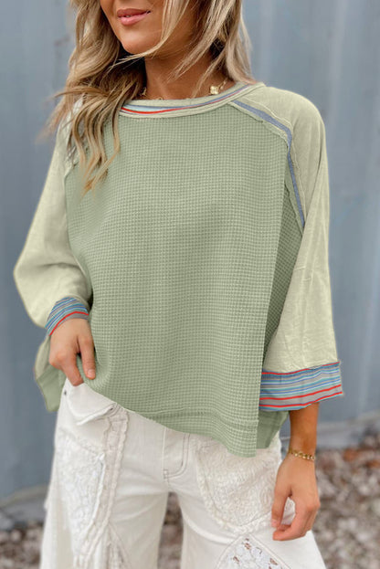Meadow Mist – Grünes Waffelstrick-Patchwork-Raglan-Top mit breiten Armbandärmeln