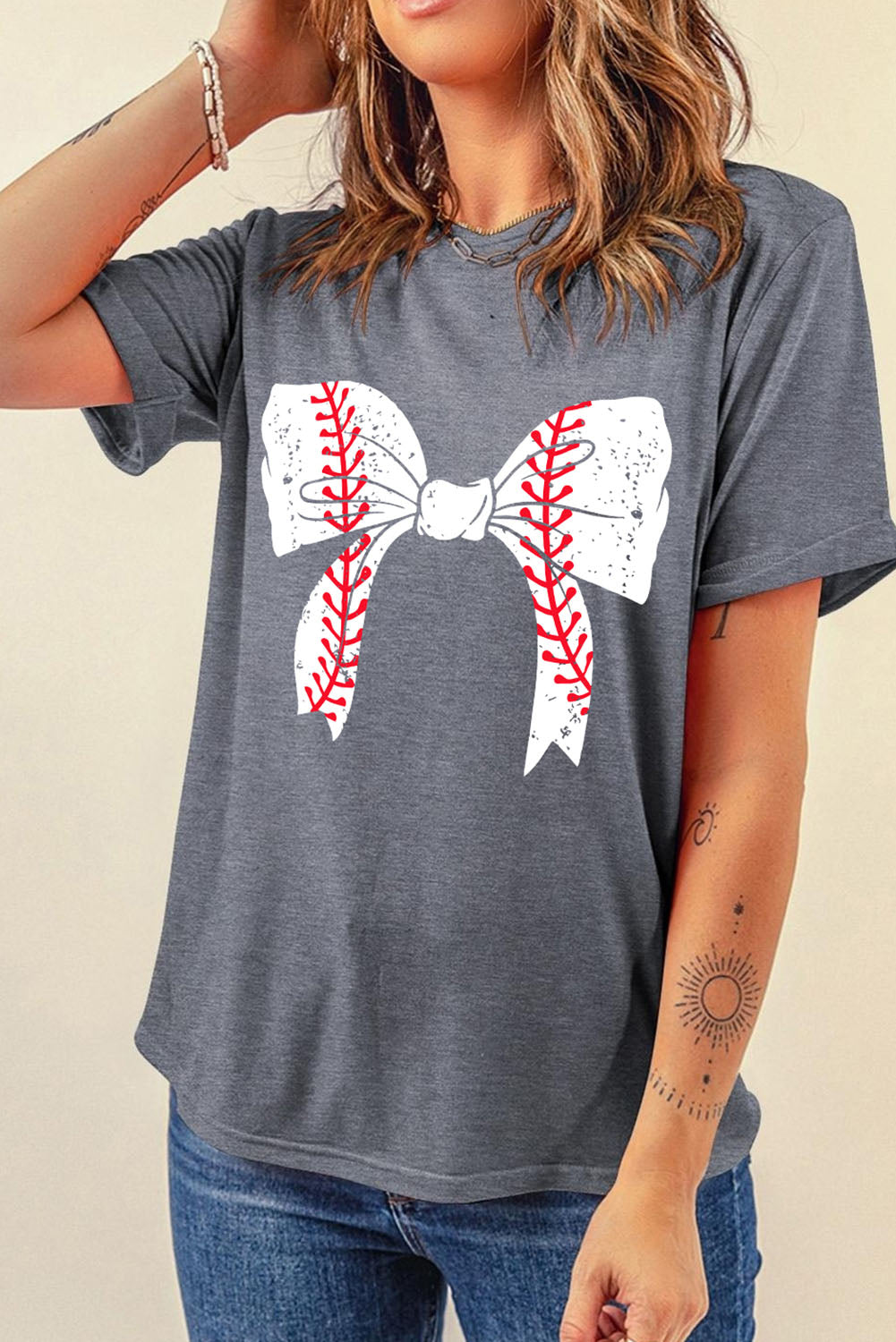Graues Baseball-T-Shirt mit Schleife und Grafik