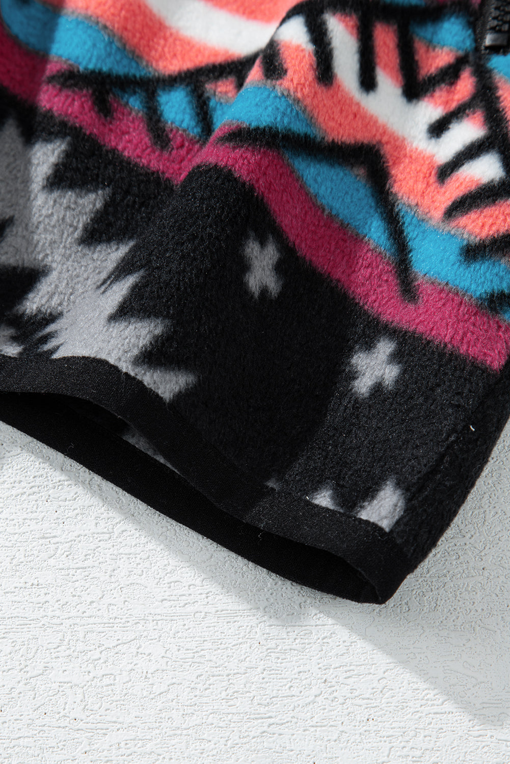 Schwarze Jacke mit Reißverschlusskragen und Aztekenmuster