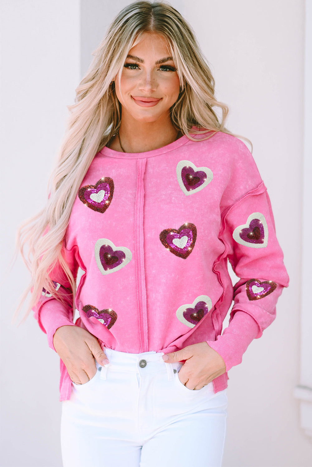 Pullover-Sweatshirt in Herzform mit Rosenpailletten und sichtbaren Nähten