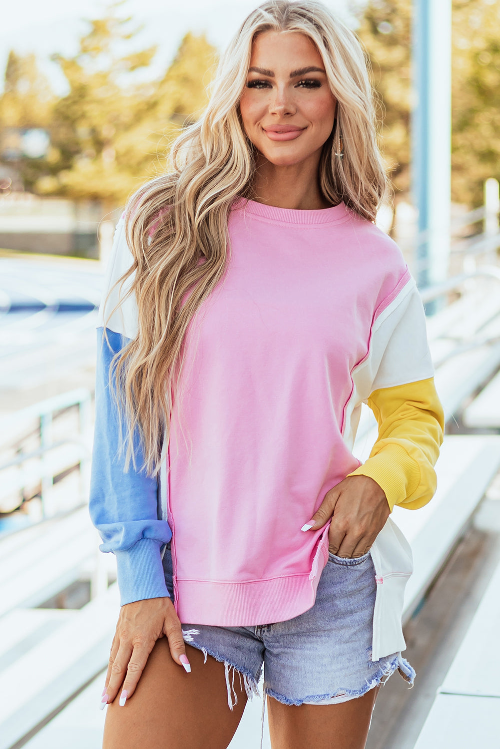 Bonbon – Sweatshirt mit Rundhalsausschnitt und sichtbaren Seitenschlitzen in Farbblock-Optik