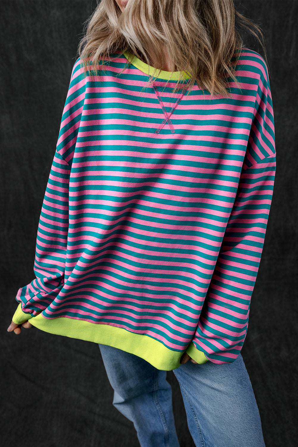 Übergroßes Pullover-Sweatshirt mit Kontrastbesatz und grünen Streifen