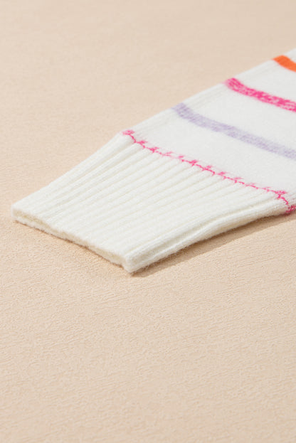 Weißer Pullover mit bunten Streifen und Rippenbesatz