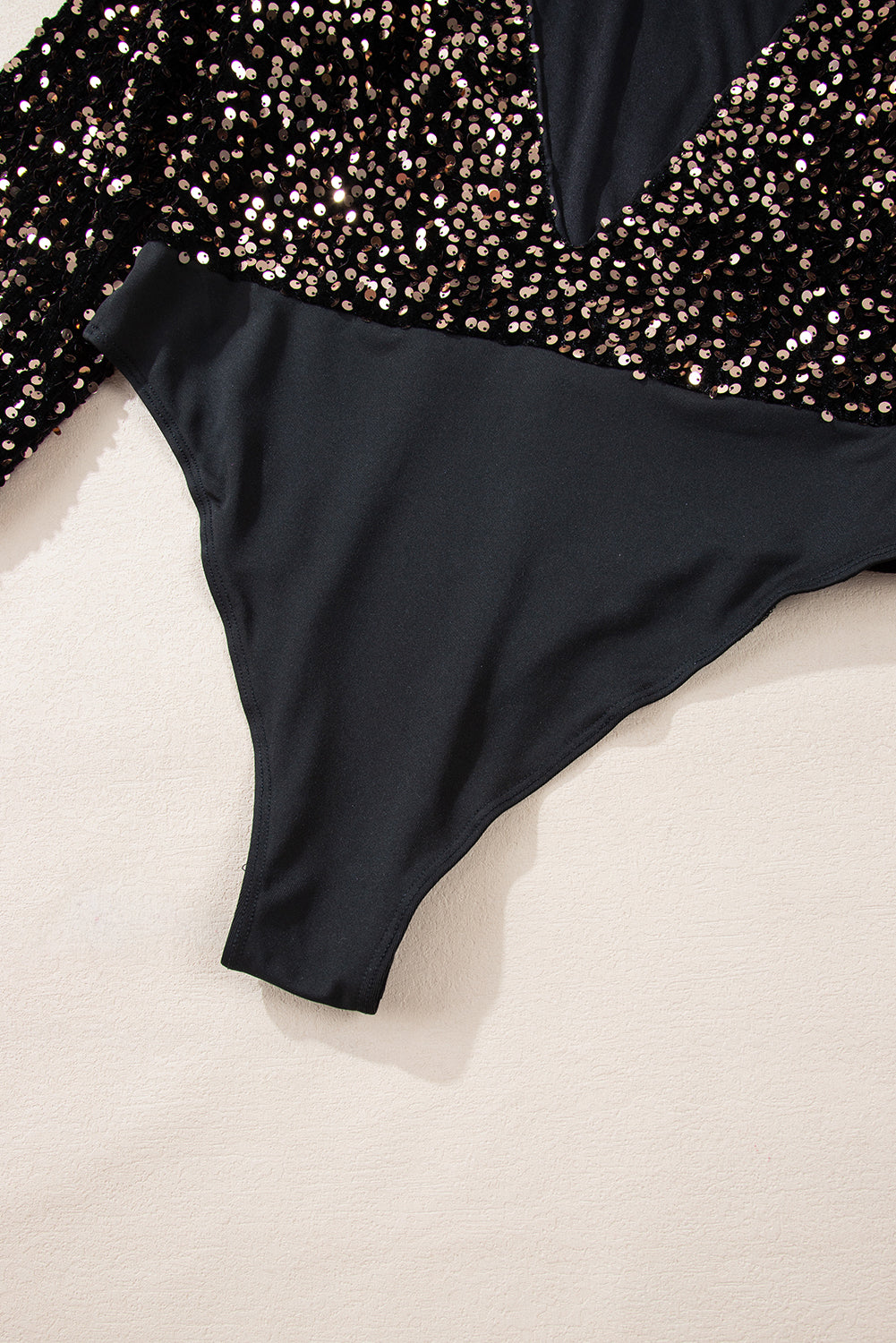 Schwarzer Bodysuit mit tiefem V-Ausschnitt und Pailletten und Puffärmeln