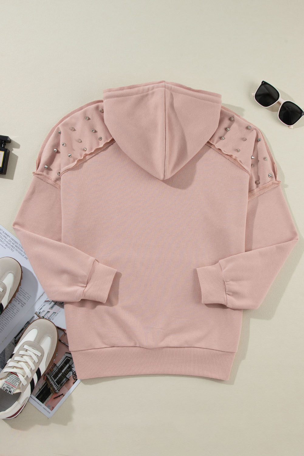 Fuchsiafarbener Kapuzenpullover mit Raglanärmeln und Nieten und Tasche