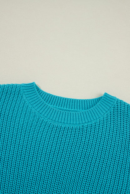 Türkisfarbener Pullover mit gerüschten Ösenärmeln
