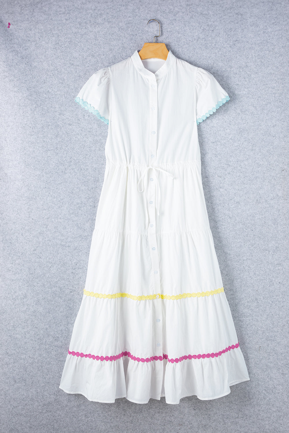 Weißes, kurzärmliges, langes Kleid mit Farbblock-Zickzack-Besatz und Kordelzug in der Taille