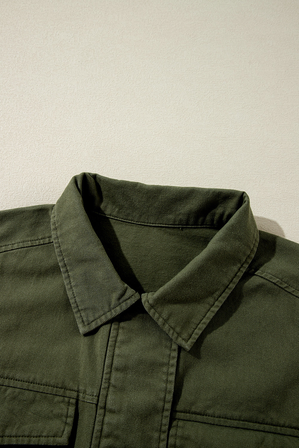 Moosgrüne Jacke mit Druckknopf-Reißverschluss und engem Taillenkragen