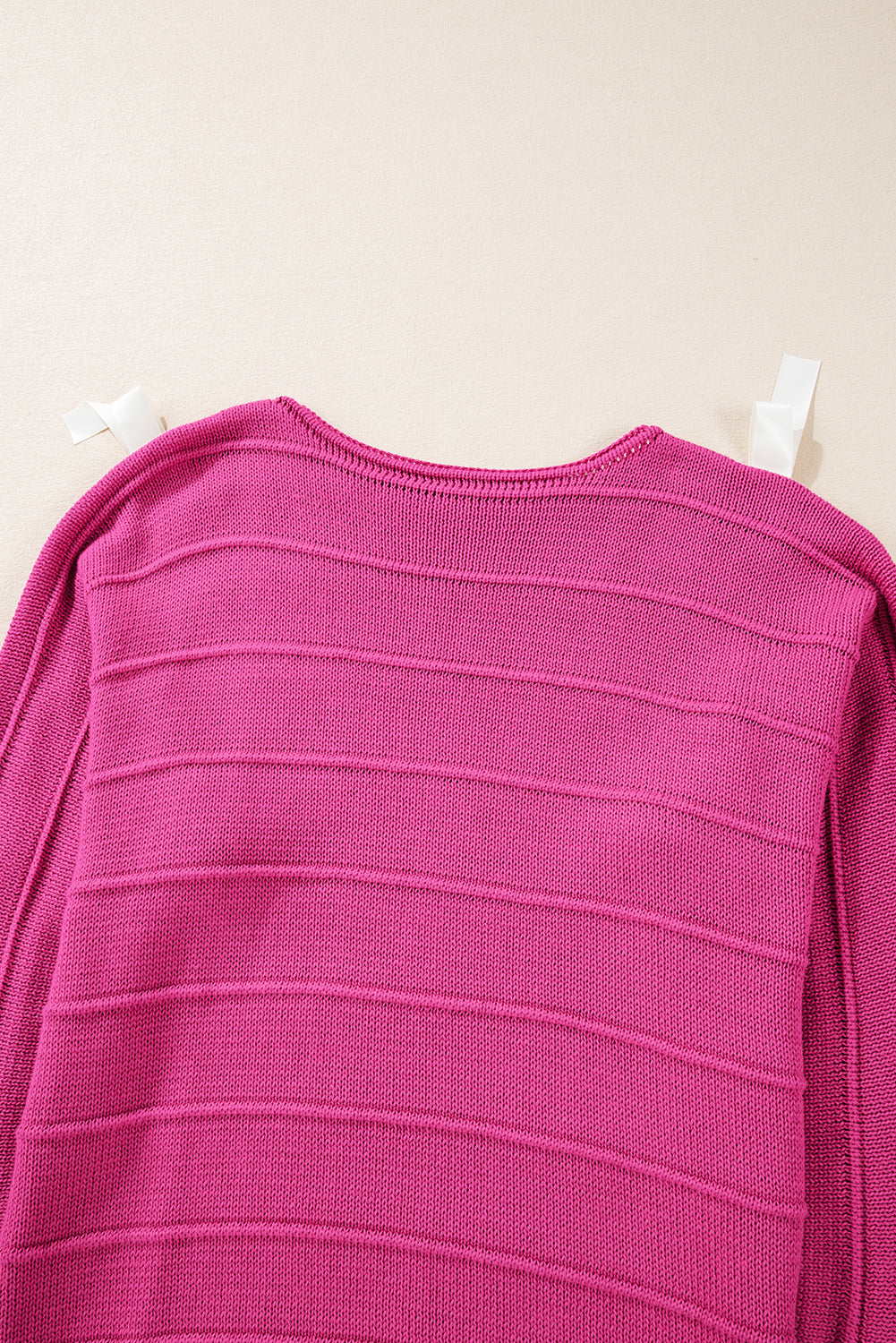 Rosaroter Pullover mit Schleife und Knoten, Rundhalsausschnitt und Cut-Out