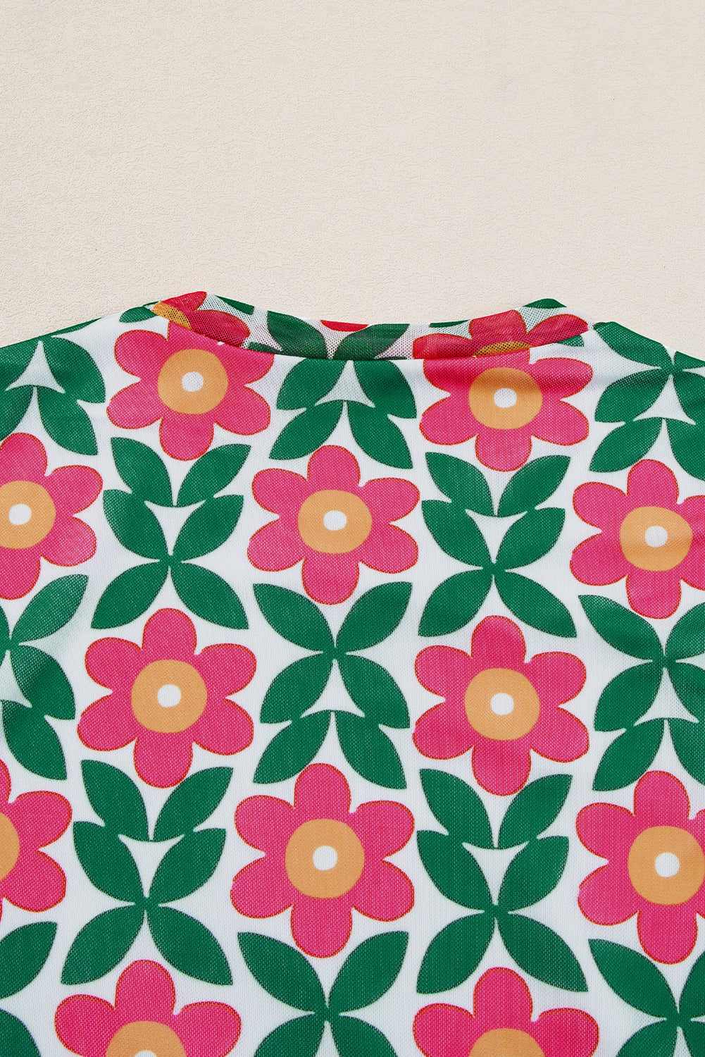 Feurig rotes T-Shirt mit Rundhalsausschnitt und Retro-Blumendruck
