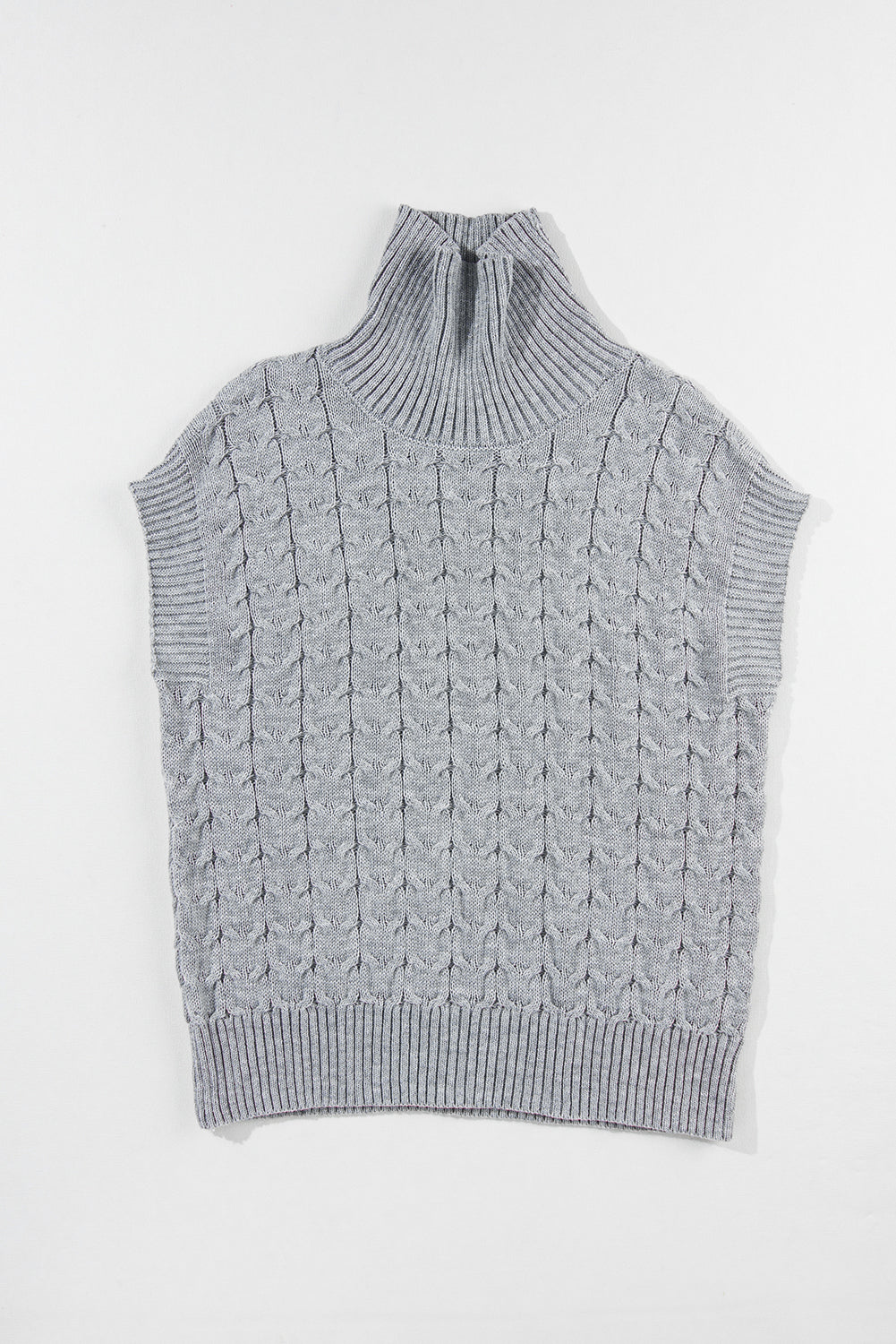 Mittelgrauer Rollkragenpullover mit Fledermausärmeln und Zopfmuster
