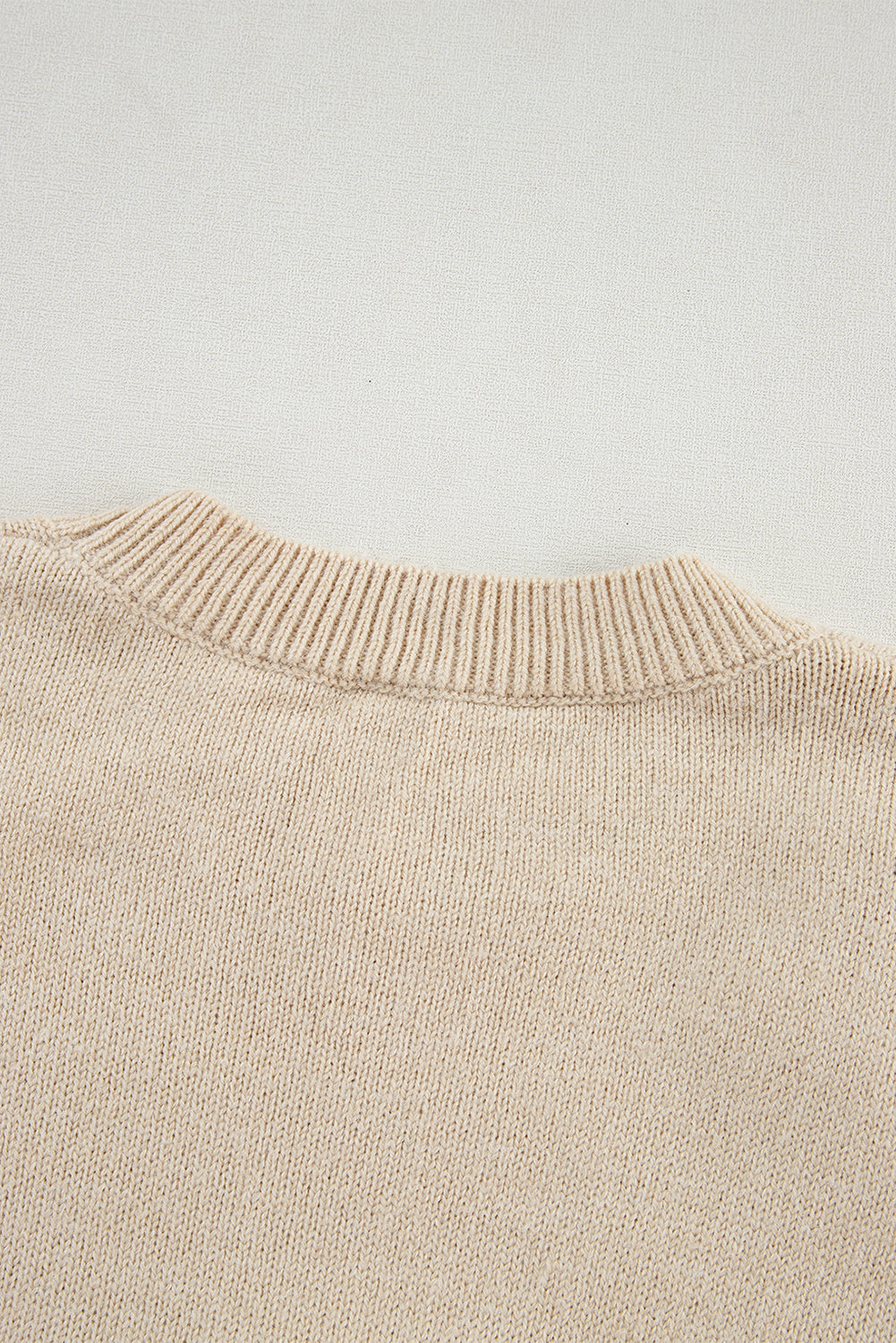 Grobstrickpullover mit Häkelmuster und Blumenmuster