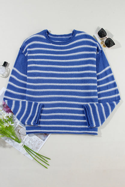 Himmelblauer, gestreifter Freizeitpullover mit überschnittener Schulter