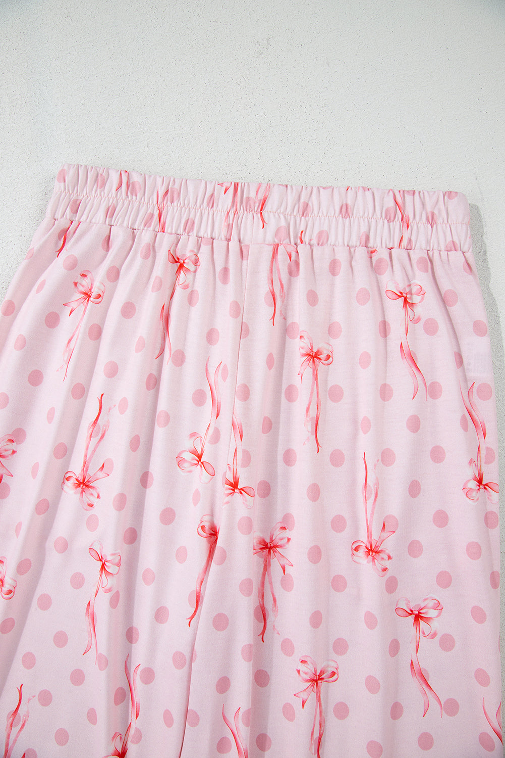 Rosa Lounge-Set mit kurzärmligem Oberteil und Schleife und Punktemuster