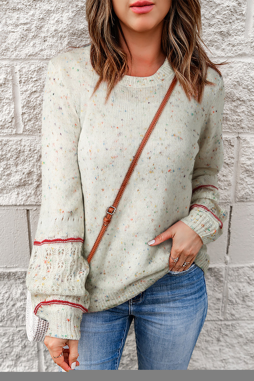 Weißer Pullover mit gemusterten Ärmeln und Pilling-Detail