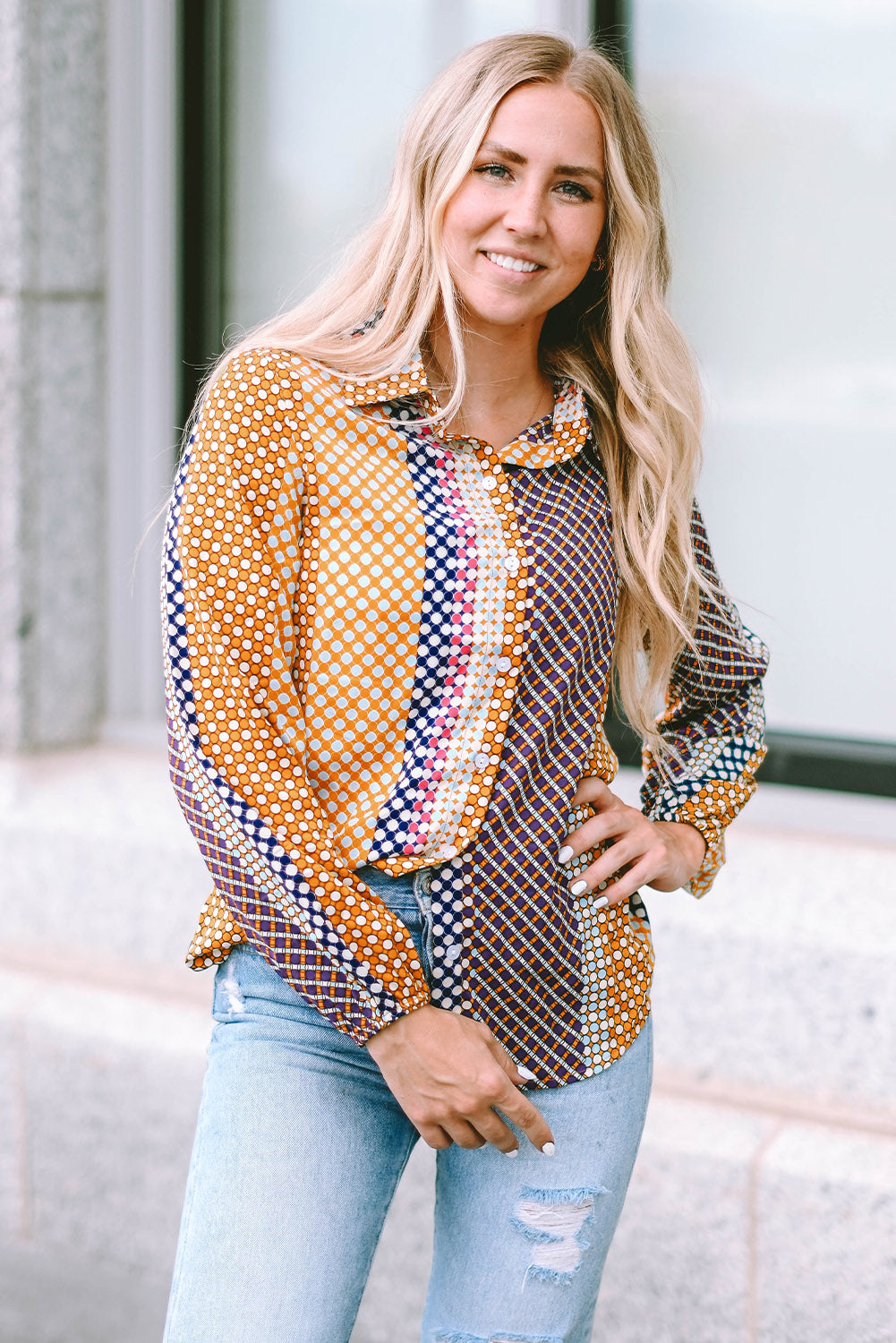 Braunes langärmliges Button-Down-Etuihemd mit Punktmuster