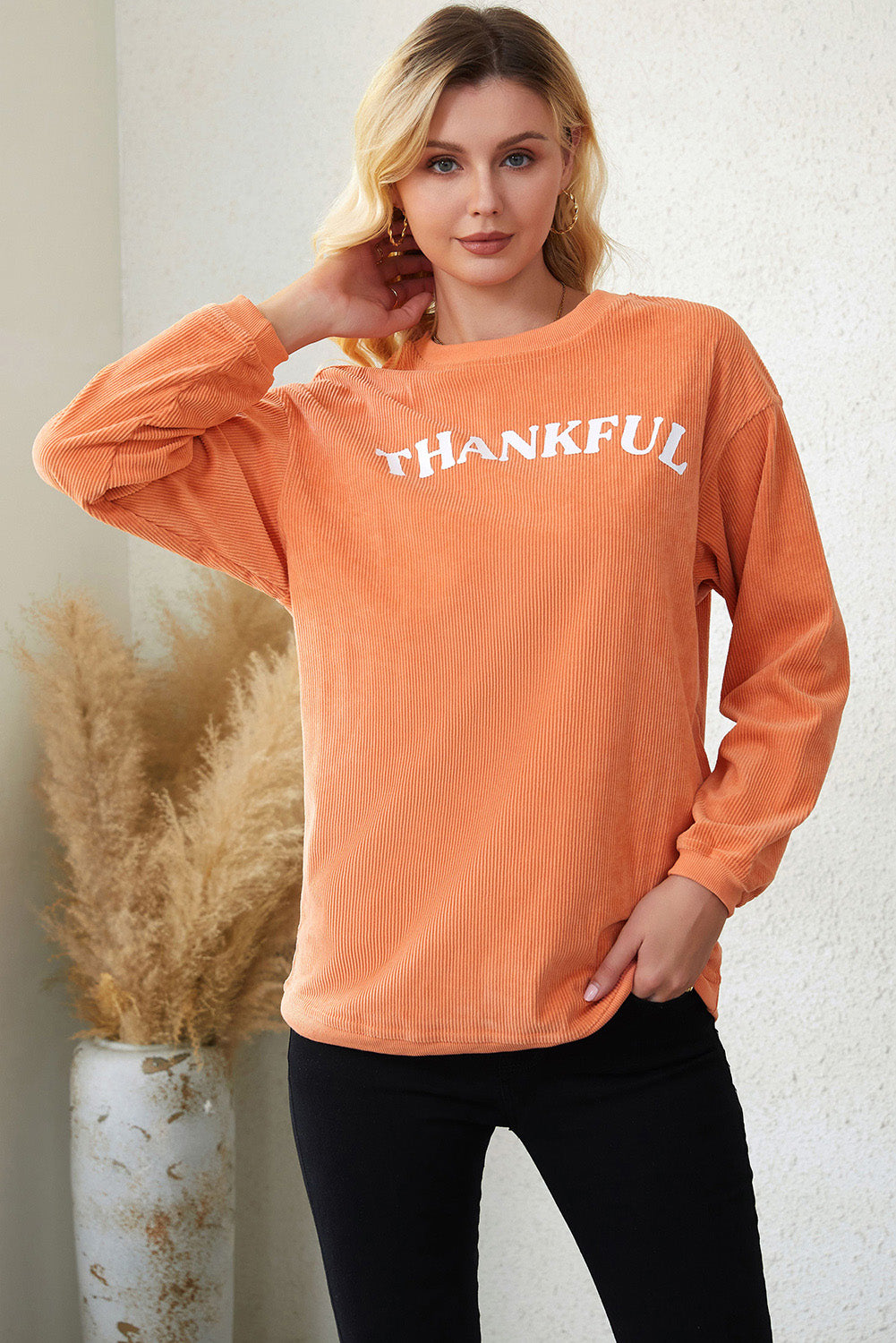 Oranges Sweatshirt mit THANKFUL-Buchstabengrafik