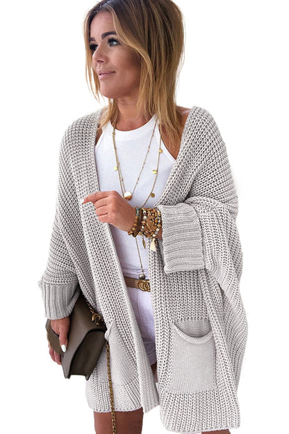 Grauer Oversize-Strickpullover mit umgeschlagenen Ärmeln