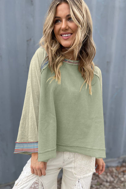 Meadow Mist – Grünes Waffelstrick-Patchwork-Raglan-Top mit breiten Armbandärmeln