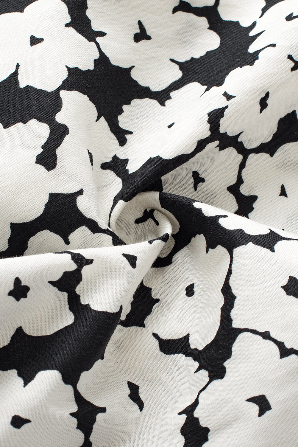 Schwarze Bluse mit floralem Kontrastmuster und Zickzackmuster und Rüschenärmeln