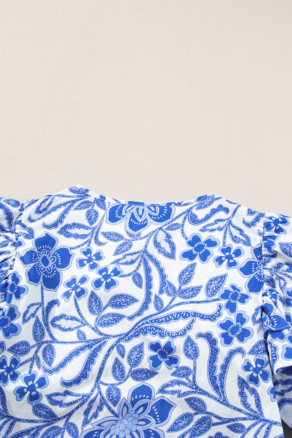 Dunkelblaue Bluse mit Blumenmuster und Rüschen und Puffärmeln