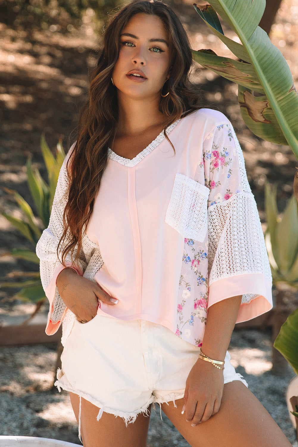 Zarte Bluse mit floraler Spitze und Häkel-Patchwork-Fledermausärmeln