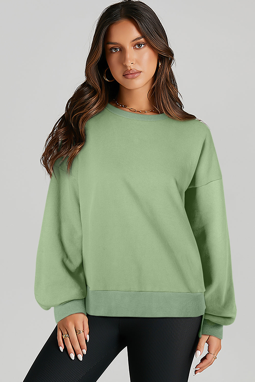 Grasgrünes, einfarbiges Sweatshirt mit Fleecefutter und überschnittener Schulterpartie und hohem Bund