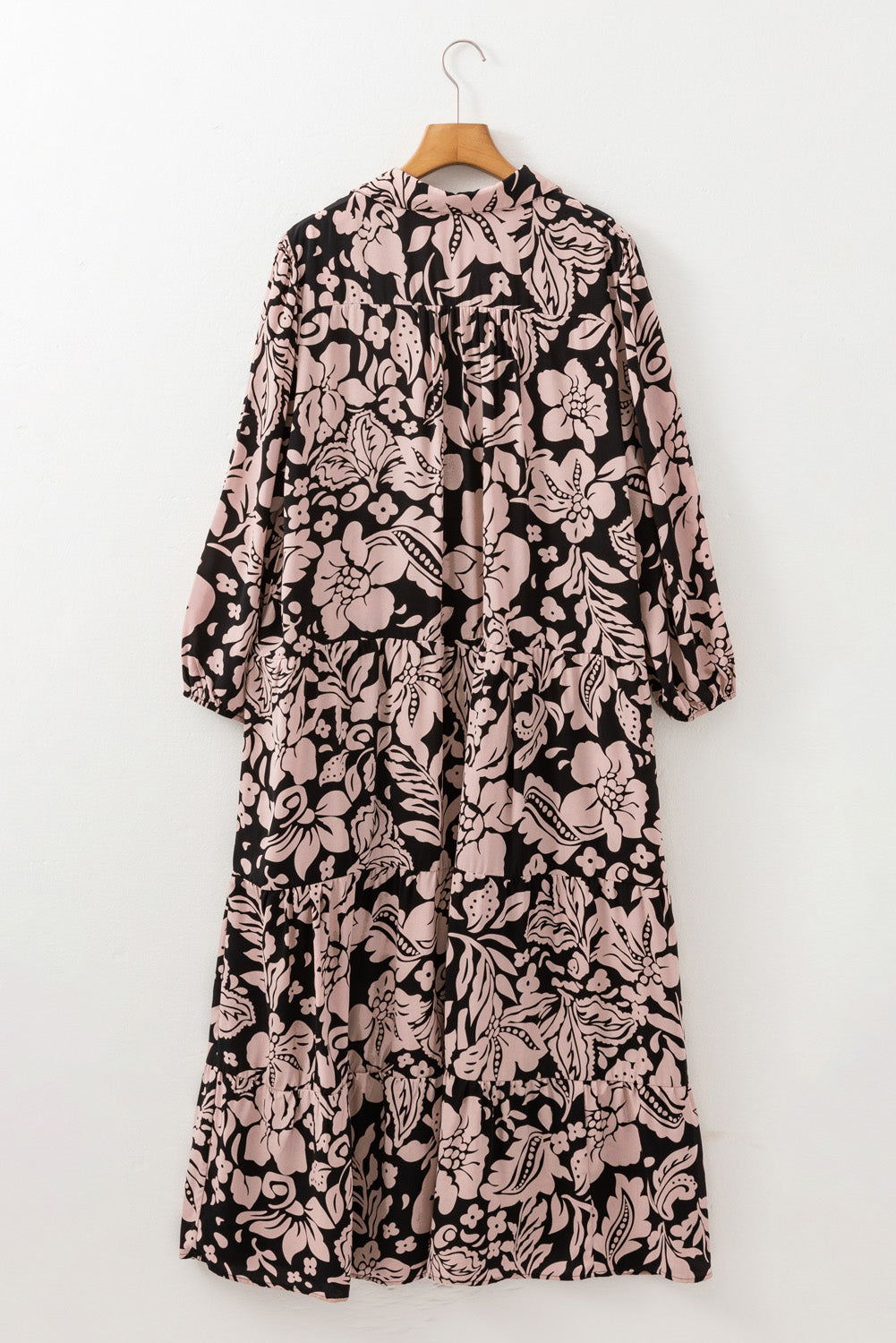 Schwarzes Maxikleid mit Blumenmuster und Kragen in Übergröße