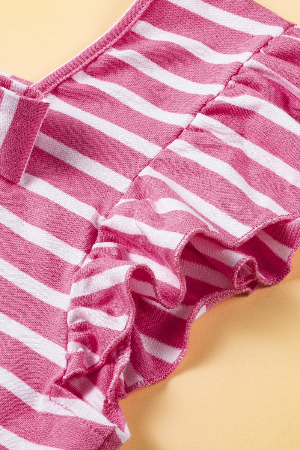 Rosa gestreiftes T-Shirt mit Schmetterlingsärmeln, V-Ausschnitt und ausgehöhltem Knoten auf der Rückseite