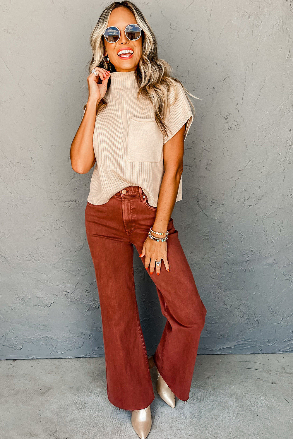 Haferflockenfarbener Rippstrickpullover mit aufgesetzten Taschen und kurzen Ärmeln