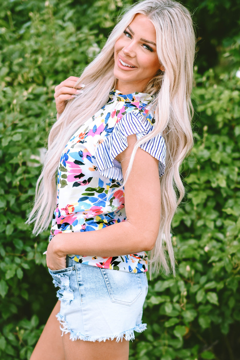 Hellblaue Bluse mit Blumenmuster und Streifen und Rüschenärmeln