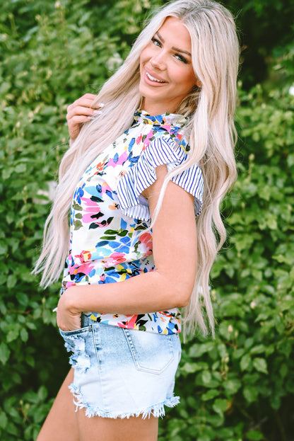 Hellblaue Bluse mit Blumenmuster und Streifen und Rüschenärmeln