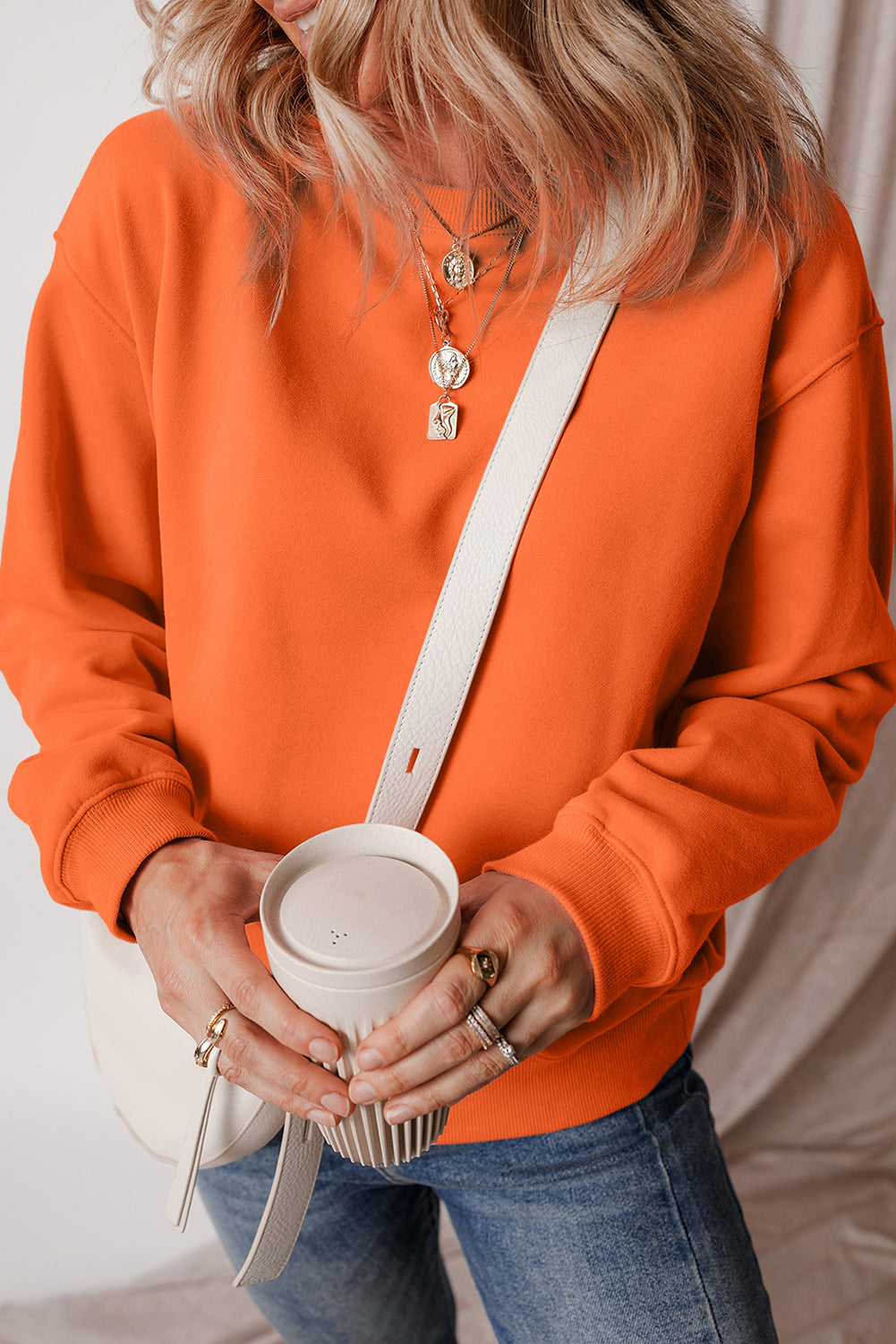 Einfarbiges Frottee-Sweatshirt mit überschnittener Schulter und Fleecefutter in Rotorange
