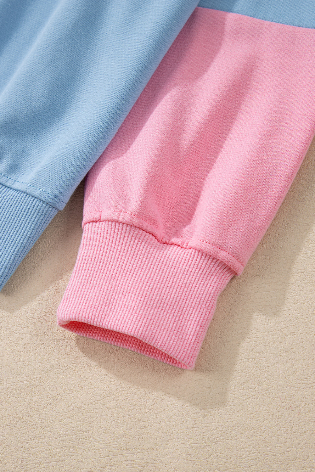 Himmelblaues Sweatshirt mit überschnittener Schulter und Patchwork-Farbblock
