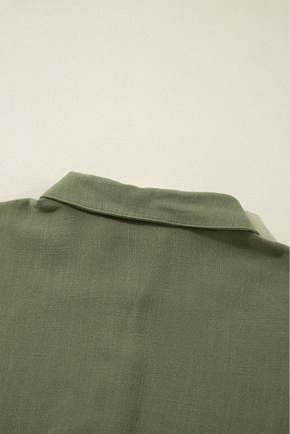 Dschungelgrünes Mini-Hemdkleid mit Puffärmeln und Knöpfen