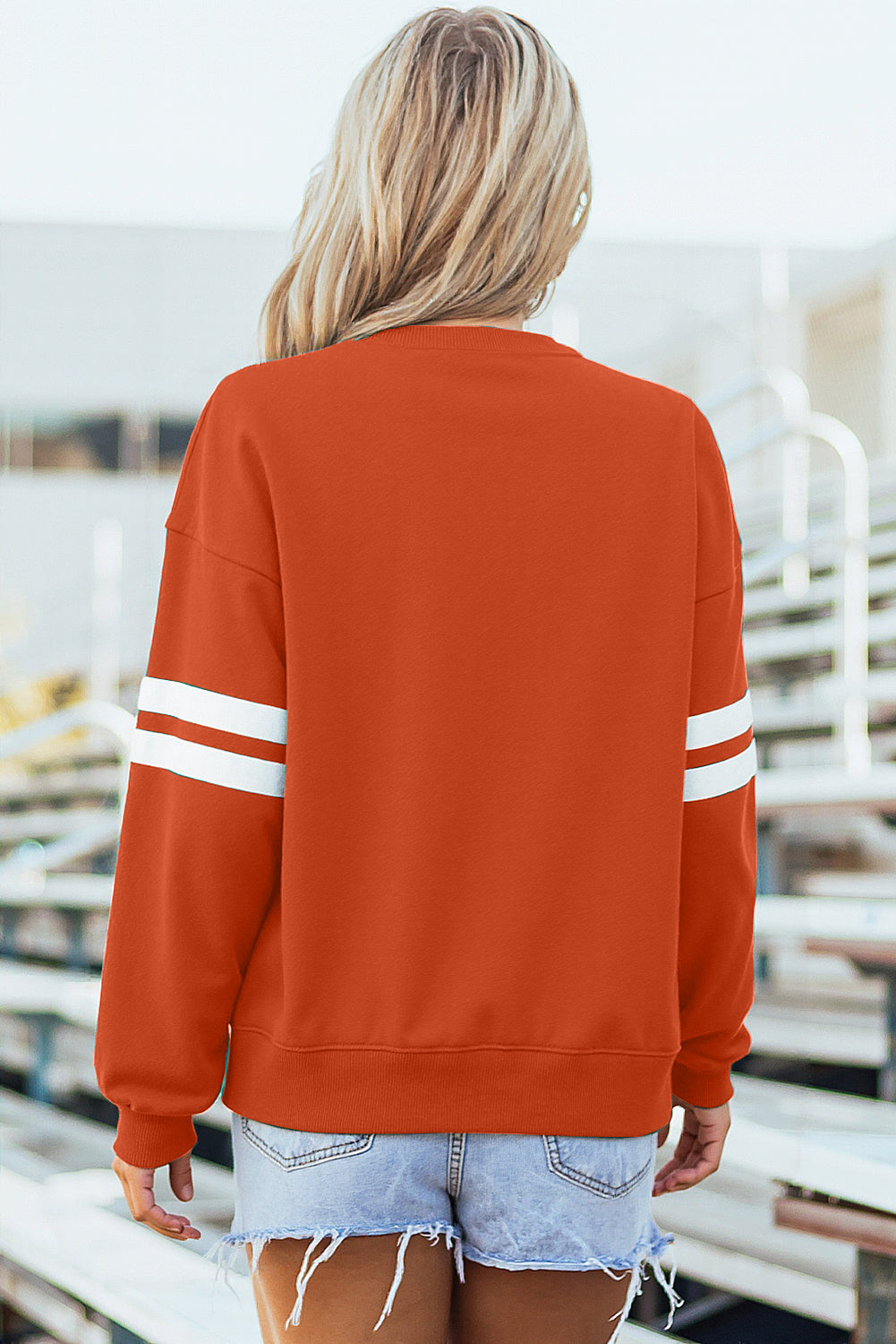 Orangefarbenes Oversize-Sweatshirt mit College-Streifen und überschnittener Schulter