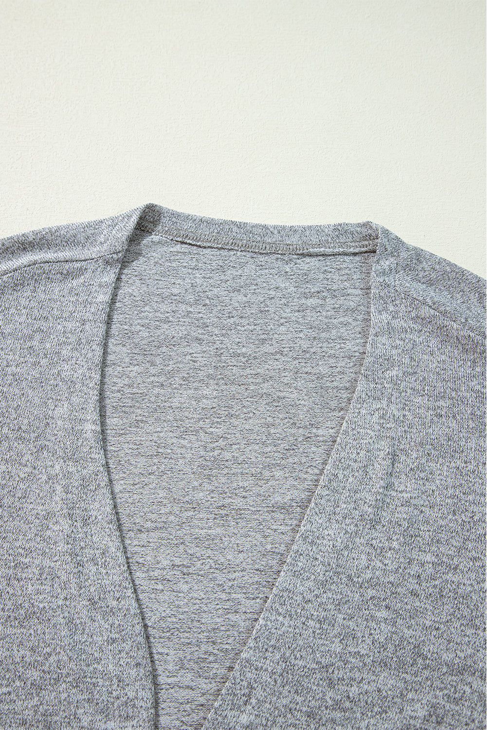 Leichte Strickjacke mit hoher Taille und offener Vorderseite in Volltonfarbe