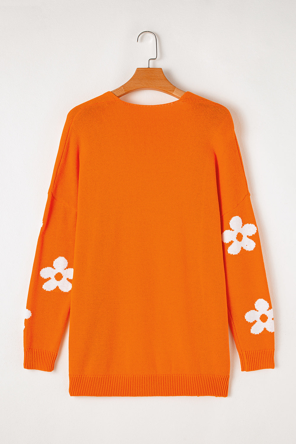 Orangefarbener, lockerer Strickcardigan mit Blumenmuster und offener Vorderseite
