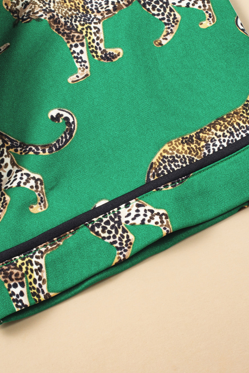 Grünes Pyjama-Set mit kurzärmligem Hemd und Hose im Gepardenmuster