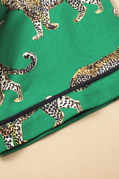 Grünes Pyjama-Set mit kurzärmligem Hemd und Hose im Gepardenmuster