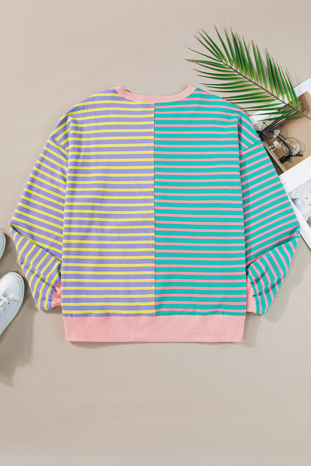 Lässiges Oversize-Sweatshirt mit Streifen und überschnittenen Schultern im Colorblock-Stil