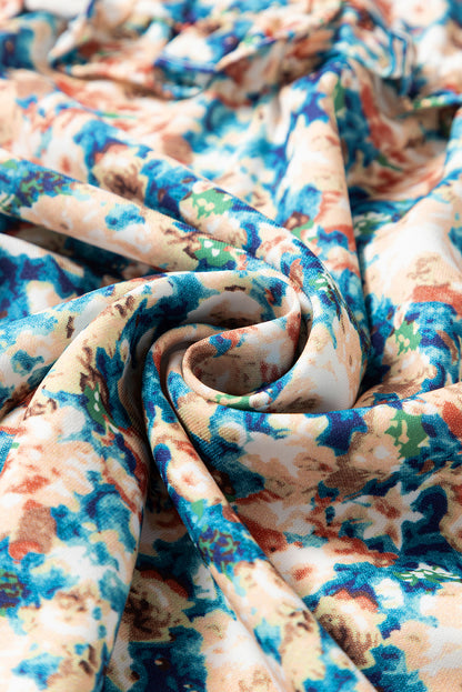 Himmelblaue Bluse mit Blumenmuster, Rüschen und Stehkragen sowie Puffärmeln