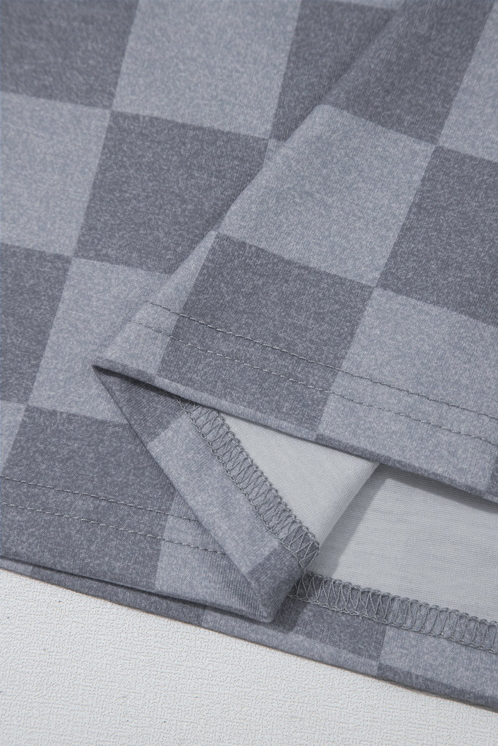 Grau kariertes T-Shirt mit V-Ausschnitt und Shorts mit Kordelzug