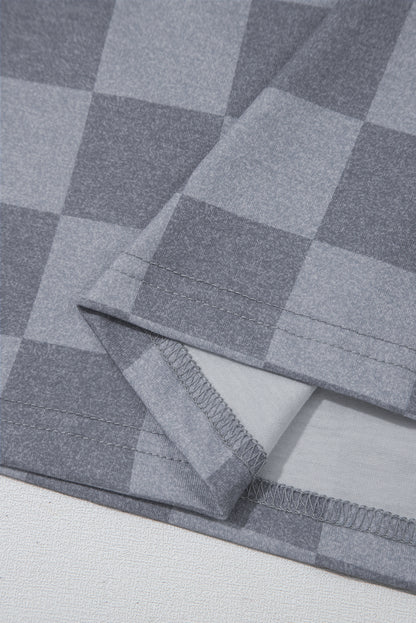 Grau kariertes T-Shirt mit V-Ausschnitt und Shorts mit Kordelzug