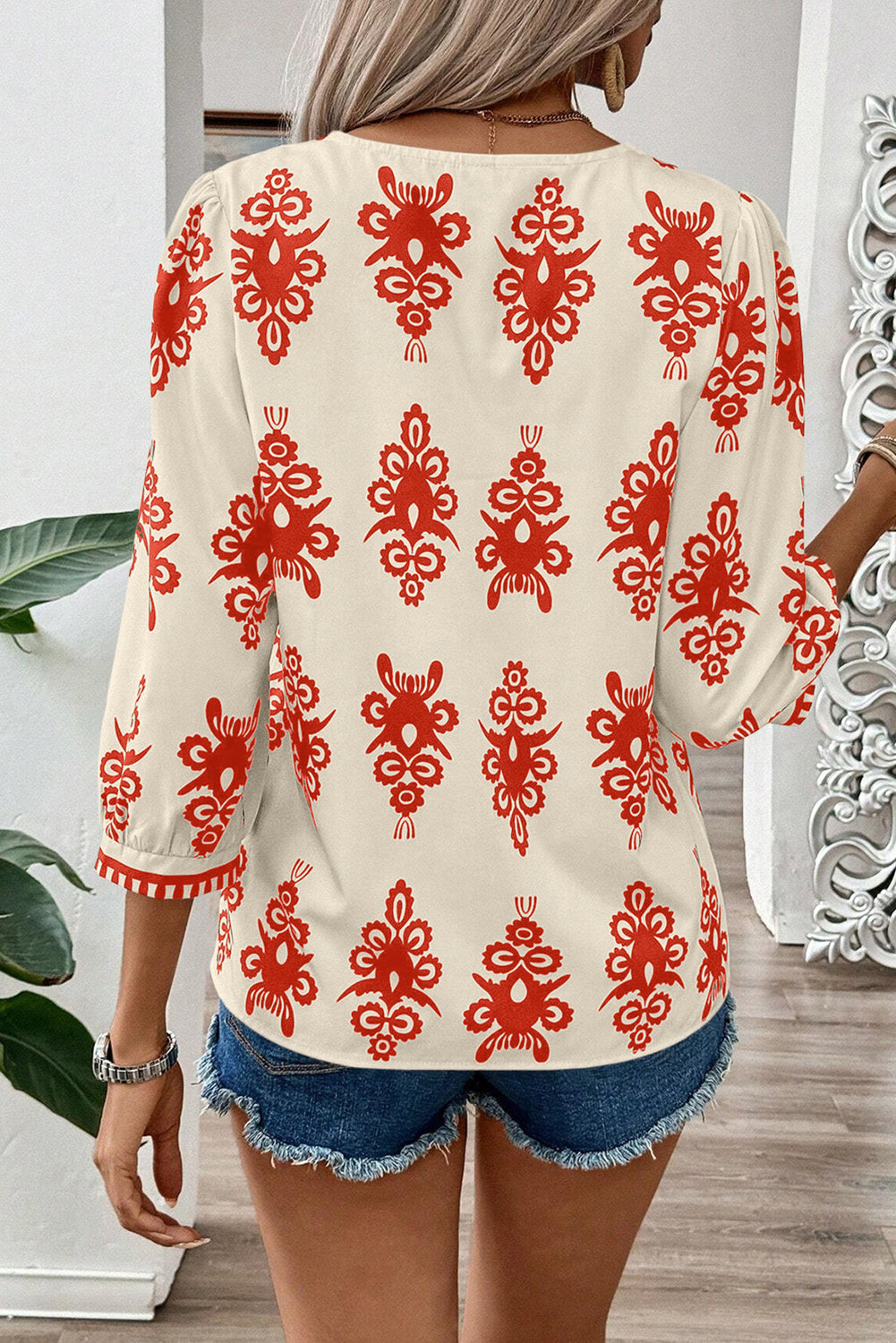 Orangefarbene Bluse mit 3/4-Ärmeln und V-Ausschnitt im Vintage-Stil mit geometrischem Muster