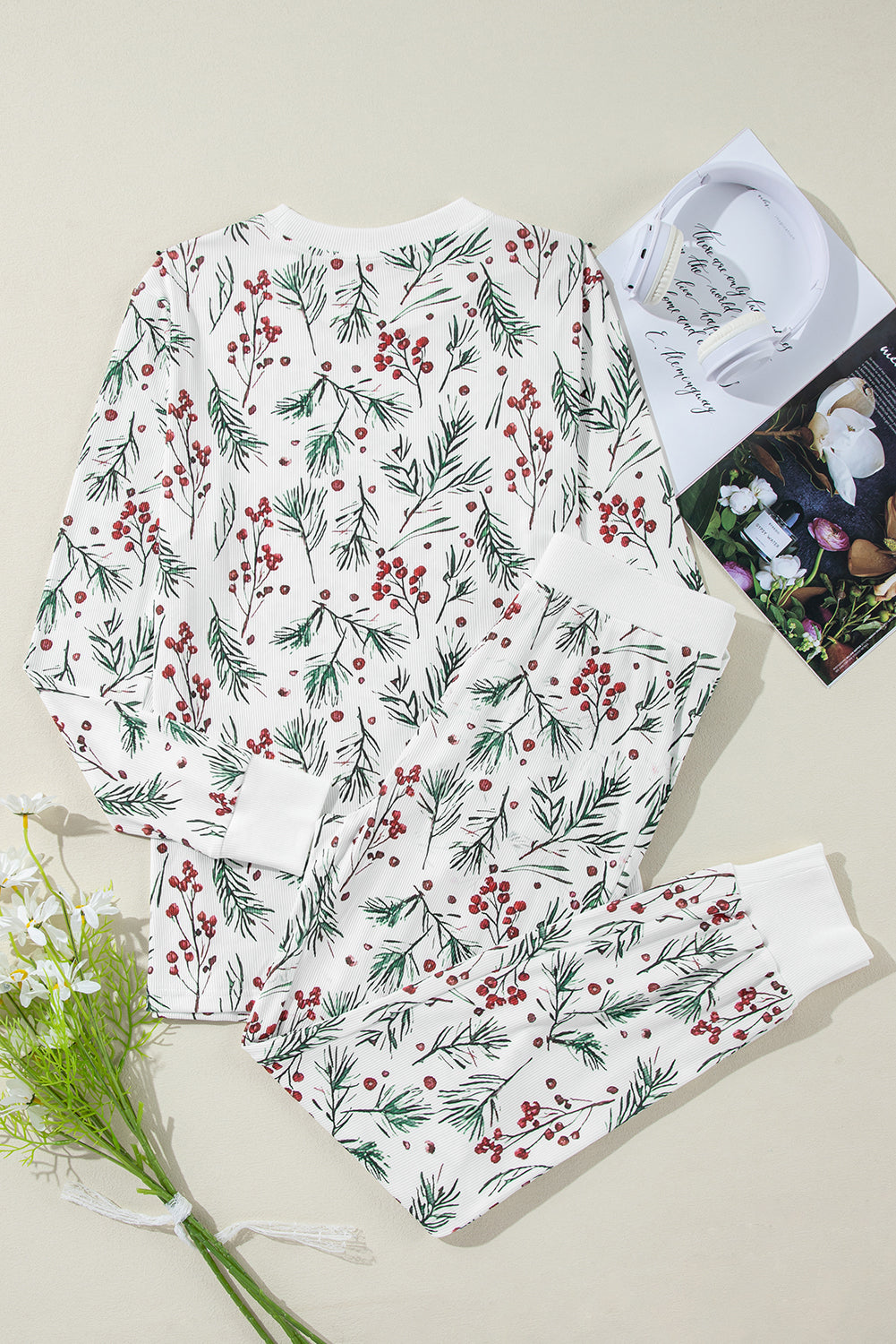 Weißes Thermo-Lounge-Set mit Pullover und Hose im Stechpalmen-Print