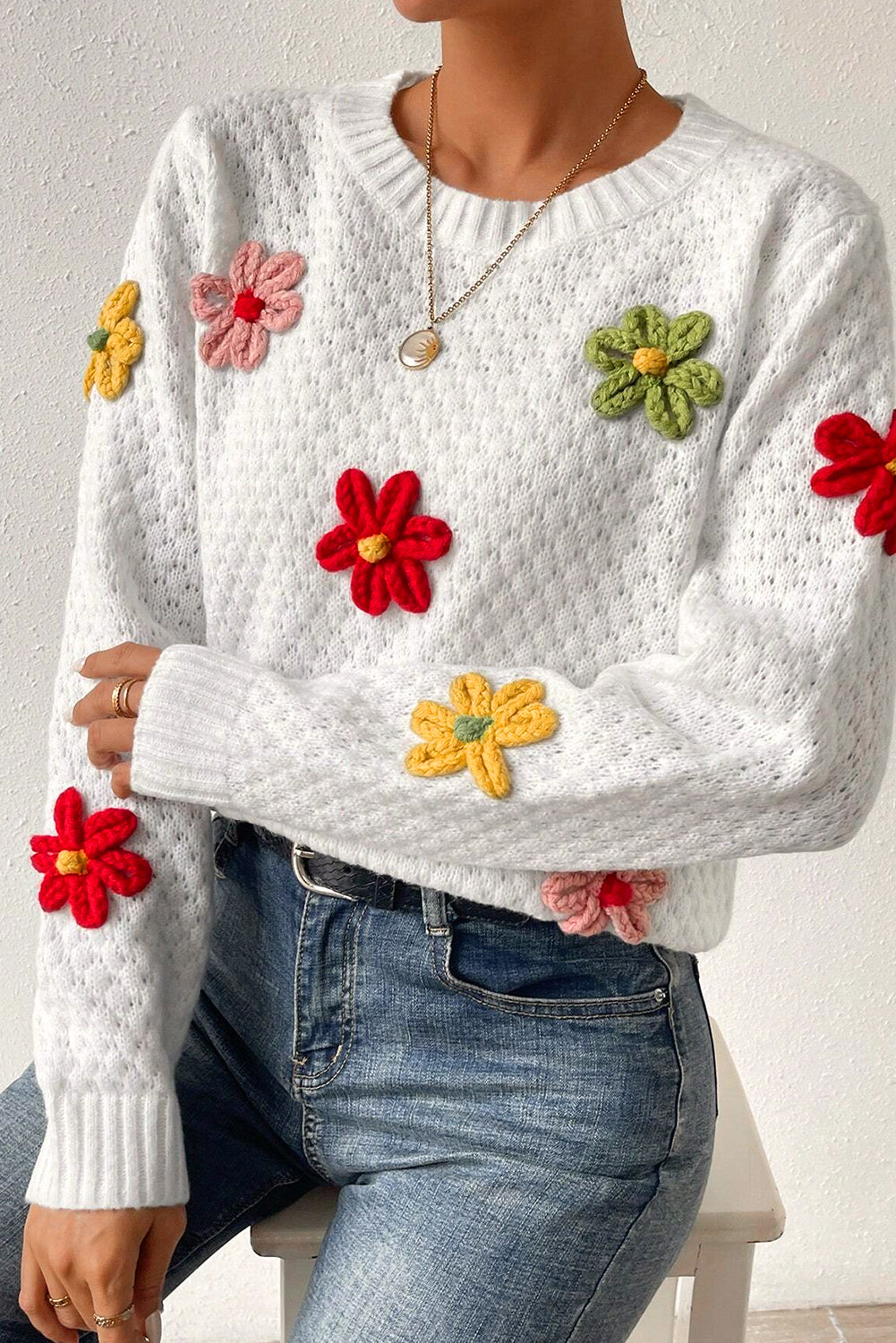 Weißer Strickpullover mit bunter Blumenapplikation