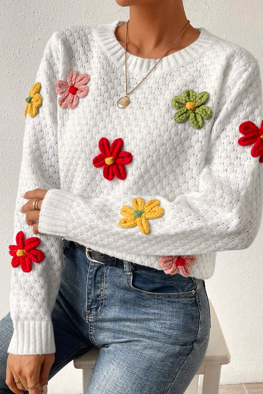 Weißer Strickpullover mit bunter Blumenapplikation