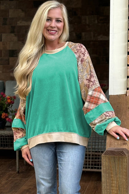 Himmelblaues Sweatshirt mit Raglanärmeln und kariertem Blumenmuster in Übergröße